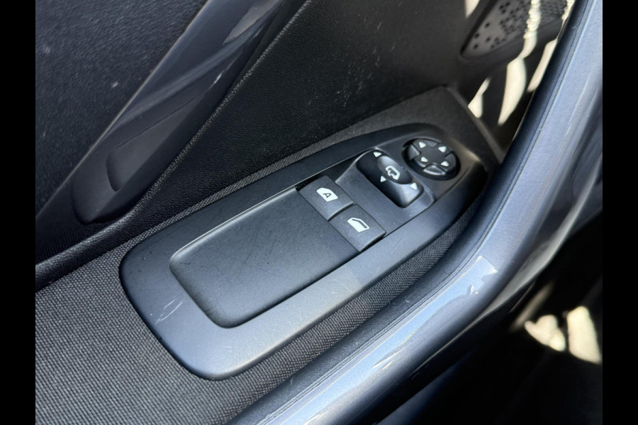 Peugeot 2008 1.2 PureTech Blue Lion 1e Eigenaar,Pano,Navi,Trekhaak,Pdc,110pk,Lmv,Apk tot 04-2026