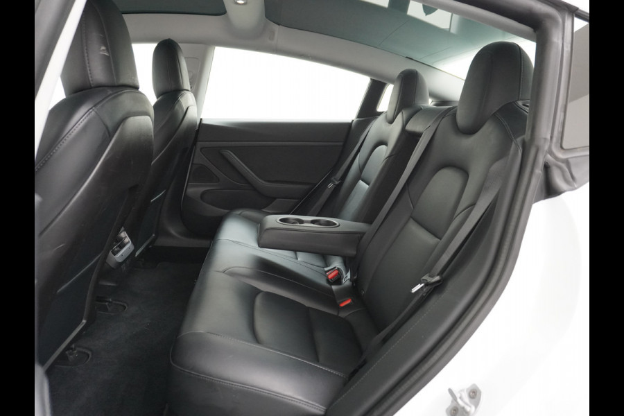 Tesla Model 3 RWD SR+ 60kWh 325PK Lmv 18" AutoPilot Leder PanoDak Adaptive-Cruise Lmv Camera's Elektr.-Stuur+Stoelen+Spiegels+Geheugen+Easy-En Navi LED Comfortstoelen ACC DAB Keyless en Voorverwarmen interieur via App One-Pedal-Drive Origineel Nederlandse auto tot 11kw laden thuis! Garantie Accu tot 10-12-2027 max 160.000km 1.584kg licht!