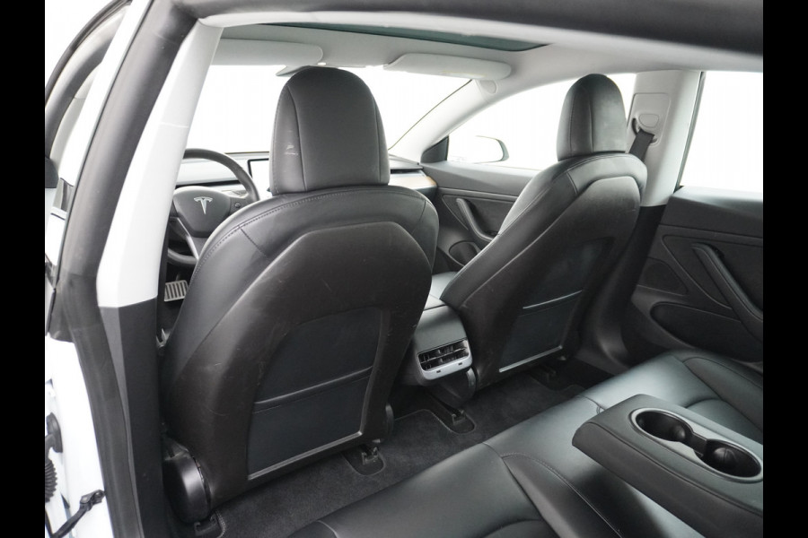 Tesla Model 3 RWD SR+ 60kWh 325PK Lmv 18" AutoPilot Leder PanoDak Adaptive-Cruise Lmv Camera's Elektr.-Stuur+Stoelen+Spiegels+Geheugen+Easy-En Navi LED Comfortstoelen ACC DAB Keyless en Voorverwarmen interieur via App One-Pedal-Drive Origineel Nederlandse auto tot 11kw laden thuis! Garantie Accu tot 10-12-2027 max 160.000km 1.584kg licht!