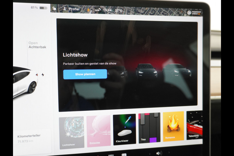 Tesla Model 3 RWD SR+ 60kWh 325PK Lmv 18" AutoPilot Leder PanoDak Adaptive-Cruise Lmv Camera's Elektr.-Stuur+Stoelen+Spiegels+Geheugen+Easy-En Navi LED Comfortstoelen ACC DAB Keyless en Voorverwarmen interieur via App One-Pedal-Drive Origineel Nederlandse auto tot 11kw laden thuis! Garantie Accu tot 10-12-2027 max 160.000km 1.584kg licht!