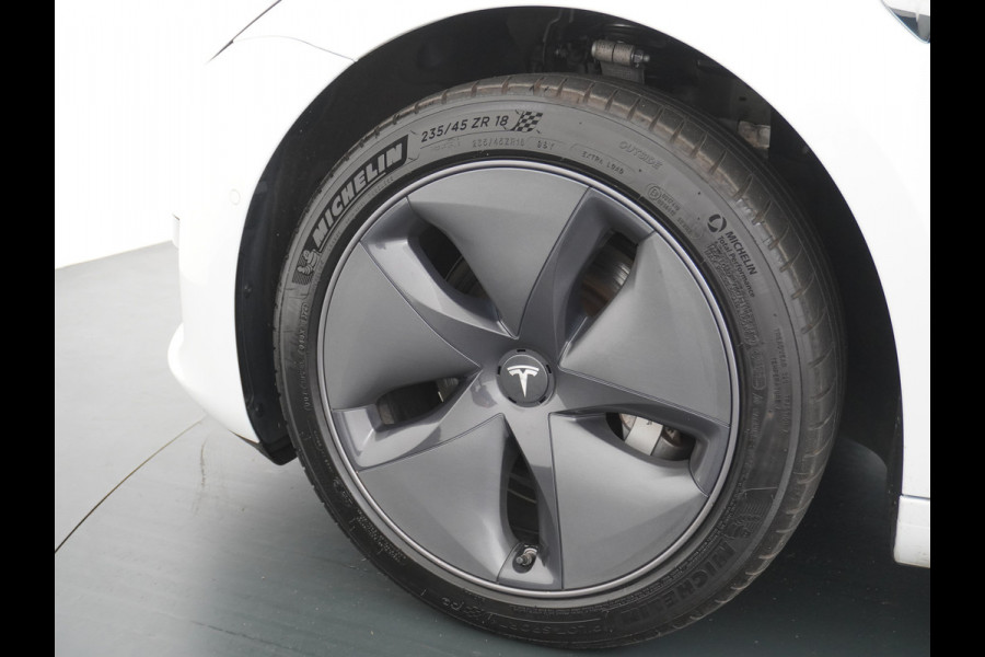 Tesla Model 3 RWD SR+ 60kWh 325PK Lmv 18" AutoPilot Leder PanoDak Adaptive-Cruise Lmv Camera's Elektr.-Stuur+Stoelen+Spiegels+Geheugen+Easy-En Navi LED Comfortstoelen ACC DAB Keyless en Voorverwarmen interieur via App One-Pedal-Drive Origineel Nederlandse auto tot 11kw laden thuis! Garantie Accu tot 10-12-2027 max 160.000km 1.584kg licht!