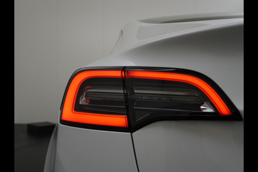 Tesla Model 3 RWD SR+ 60kWh 325PK Lmv 18" AutoPilot Leder PanoDak Adaptive-Cruise Lmv Camera's Elektr.-Stuur+Stoelen+Spiegels+Geheugen+Easy-En Navi LED Comfortstoelen ACC DAB Keyless en Voorverwarmen interieur via App One-Pedal-Drive Origineel Nederlandse auto tot 11kw laden thuis! Garantie Accu tot 10-12-2027 max 160.000km 1.584kg licht!