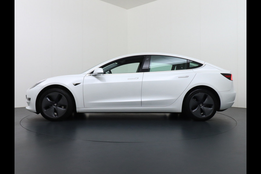 Tesla Model 3 RWD SR+ 60kWh 325PK Lmv 18" AutoPilot Leder PanoDak Adaptive-Cruise Lmv Camera's Elektr.-Stuur+Stoelen+Spiegels+Geheugen+Easy-En Navi LED Comfortstoelen ACC DAB Keyless en Voorverwarmen interieur via App One-Pedal-Drive Origineel Nederlandse auto tot 11kw laden thuis! Garantie Accu tot 10-12-2027 max 160.000km 1.584kg licht!