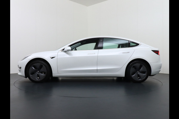 Tesla Model 3 RWD SR+ 60kWh 325PK Lmv 18" AutoPilot Leder PanoDak Adaptive-Cruise Lmv Camera's Elektr.-Stuur+Stoelen+Spiegels+Geheugen+Easy-En Navi LED Comfortstoelen ACC DAB Keyless en Voorverwarmen interieur via App One-Pedal-Drive Origineel Nederlandse auto tot 11kw laden thuis! Garantie Accu tot 10-12-2027 max 160.000km 1.584kg licht!