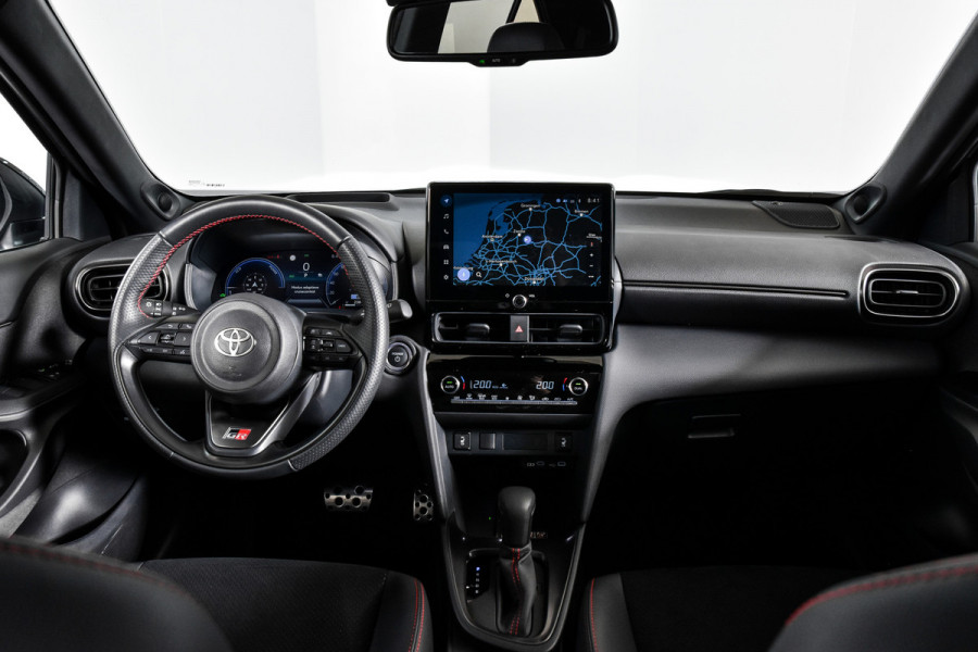Toyota Yaris Cross 1.5 Hybrid 130 GR Sport Automaat (Nieuw model) | Dig.Cockpit | Adapt.Cruise | Head-up | Stoel+Stuurverw. | 360 Camera | PDC + NAV + App.Connect (Draadloos) | ECC | LM 18" | 3478