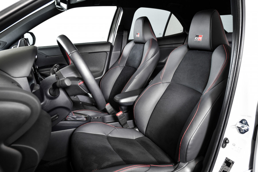 Toyota Yaris Cross 1.5 Hybrid 130 GR Sport Automaat (Nieuw model) | Dig.Cockpit | Adapt.Cruise | Head-up | Stoel+Stuurverw. | 360 Camera | PDC + NAV + App.Connect (Draadloos) | ECC | LM 18" | 3478