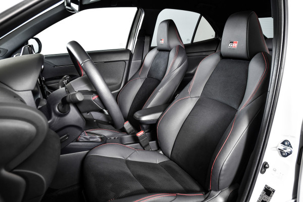 Toyota Yaris Cross 1.5 Hybrid 130 GR Sport Automaat (Nieuw model) | Dig.Cockpit | Adapt.Cruise | Head-up | Stoel+Stuurverw. | 360 Camera | PDC + NAV + App.Connect (Draadloos) | ECC | LM 18" | 3478