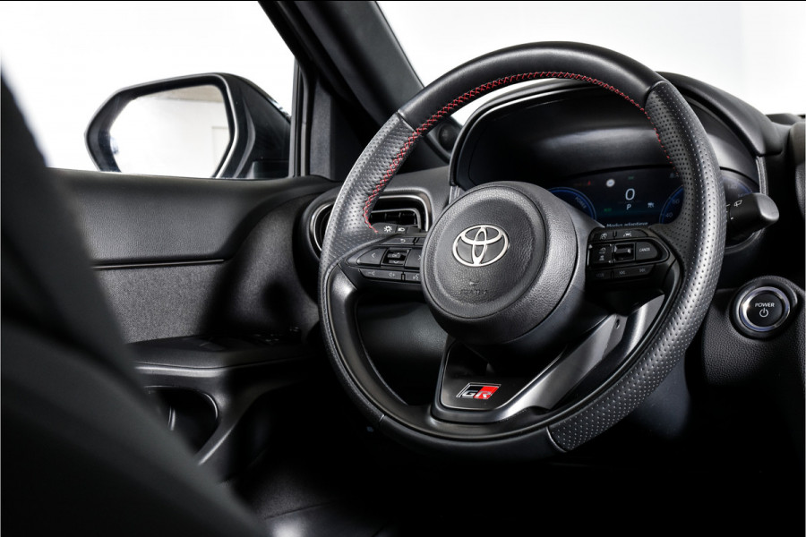 Toyota Yaris Cross 1.5 Hybrid 130 GR Sport Automaat (Nieuw model) | Dig.Cockpit | Adapt.Cruise | Head-up | Stoel+Stuurverw. | 360 Camera | PDC + NAV + App.Connect (Draadloos) | ECC | LM 18" | 3478