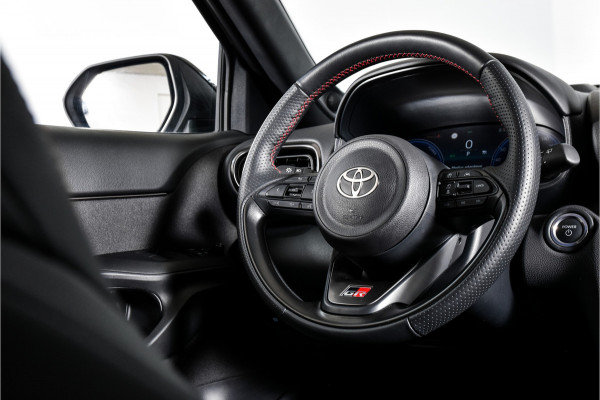 Toyota Yaris Cross 1.5 Hybrid 130 GR Sport Automaat (Nieuw model) | Dig.Cockpit | Adapt.Cruise | Head-up | Stoel+Stuurverw. | 360 Camera | PDC + NAV + App.Connect (Draadloos) | ECC | LM 18" | 3478