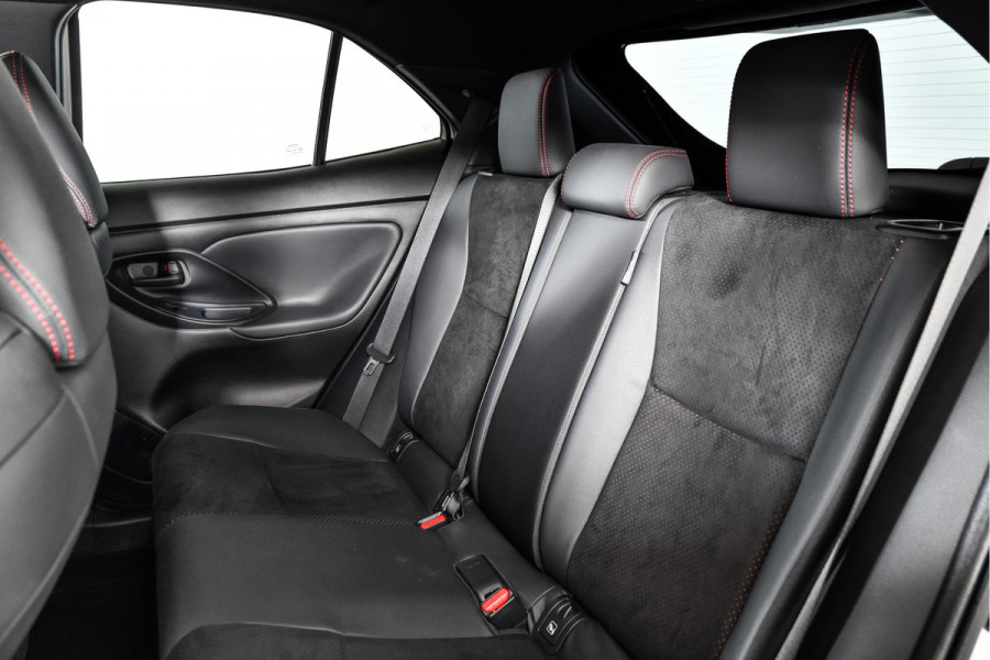 Toyota Yaris Cross 1.5 Hybrid 130 GR Sport Automaat (Nieuw model) | Dig.Cockpit | Adapt.Cruise | Head-up | Stoel+Stuurverw. | 360 Camera | PDC + NAV + App.Connect (Draadloos) | ECC | LM 18" | 3478
