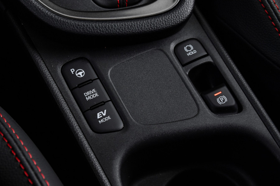 Toyota Yaris Cross 1.5 Hybrid 130 GR Sport Automaat (Nieuw model) | Dig.Cockpit | Adapt.Cruise | Head-up | Stoel+Stuurverw. | 360 Camera | PDC + NAV + App.Connect (Draadloos) | ECC | LM 18" | 3478