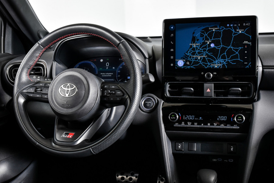 Toyota Yaris Cross 1.5 Hybrid 130 GR Sport Automaat (Nieuw model) | Dig.Cockpit | Adapt.Cruise | Head-up | Stoel+Stuurverw. | 360 Camera | PDC + NAV + App.Connect (Draadloos) | ECC | LM 18" | 3478