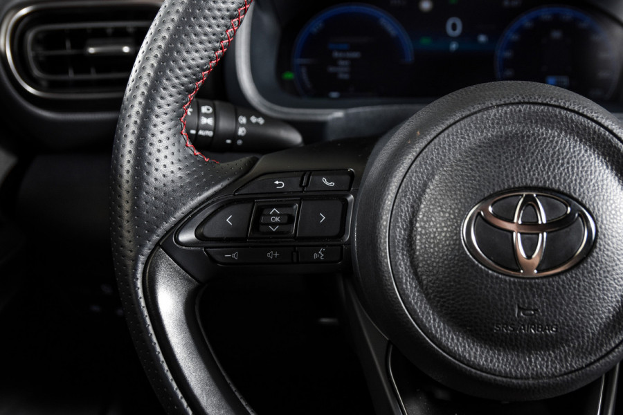 Toyota Yaris Cross 1.5 Hybrid 130 GR Sport Automaat (Nieuw model) | Dig.Cockpit | Adapt.Cruise | Head-up | Stoel+Stuurverw. | 360 Camera | PDC + NAV + App.Connect (Draadloos) | ECC | LM 18" | 3478