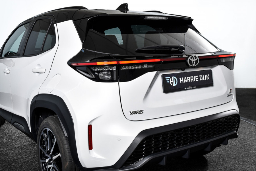 Toyota Yaris Cross 1.5 Hybrid 130 GR Sport Automaat (Nieuw model) | Dig.Cockpit | Adapt.Cruise | Head-up | Stoel+Stuurverw. | 360 Camera | PDC + NAV + App.Connect (Draadloos) | ECC | LM 18" | 3478