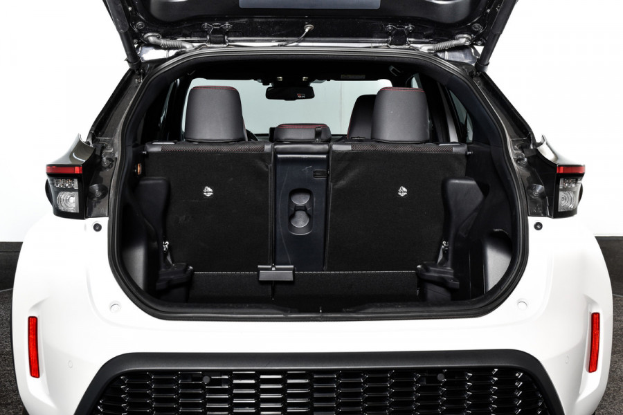 Toyota Yaris Cross 1.5 Hybrid 130 GR Sport Automaat (Nieuw model) | Dig.Cockpit | Adapt.Cruise | Head-up | Stoel+Stuurverw. | 360 Camera | PDC + NAV + App.Connect (Draadloos) | ECC | LM 18" | 3478