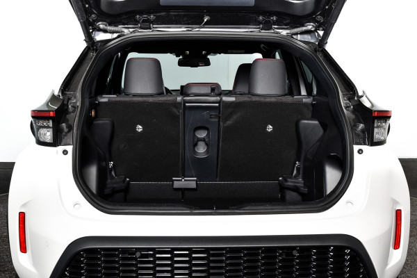 Toyota Yaris Cross 1.5 Hybrid 130 GR Sport Automaat (Nieuw model) | Dig.Cockpit | Adapt.Cruise | Head-up | Stoel+Stuurverw. | 360 Camera | PDC + NAV + App.Connect (Draadloos) | ECC | LM 18" | 3478