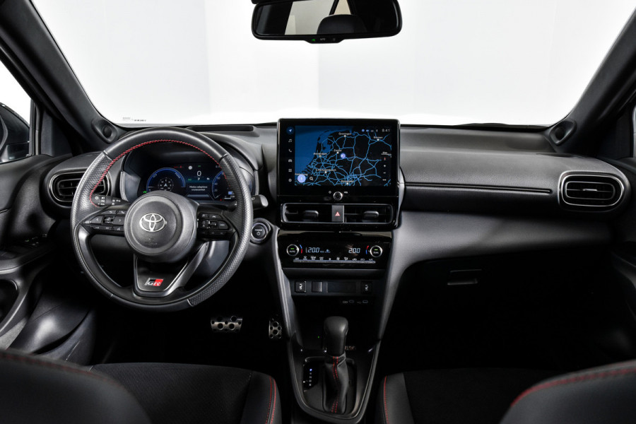 Toyota Yaris Cross 1.5 Hybrid 130 GR Sport Automaat (Nieuw model) | Dig.Cockpit | Adapt.Cruise | Head-up | Stoel+Stuurverw. | 360 Camera | PDC + NAV + App.Connect (Draadloos) | ECC | LM 18" | 3478