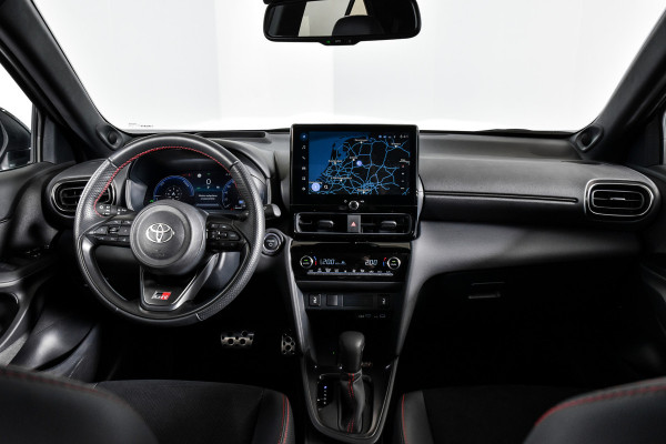 Toyota Yaris Cross 1.5 Hybrid 130 GR Sport Automaat (Nieuw model) | Dig.Cockpit | Adapt.Cruise | Head-up | Stoel+Stuurverw. | 360 Camera | PDC + NAV + App.Connect (Draadloos) | ECC | LM 18" | 3478