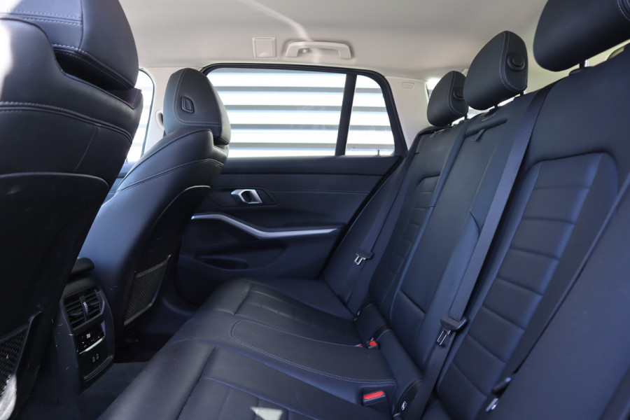 BMW 3 Serie Touring 330e eDrive Edition Leder / Adaptieve Cruise / Elec Stoelen / Stoel verwarm / 1e eigenaar / NL-Auto