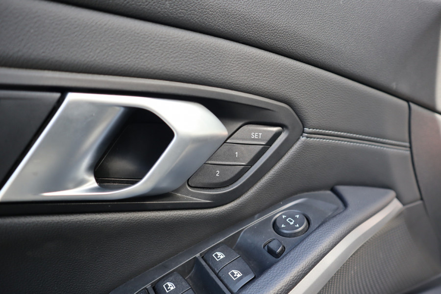 BMW 3 Serie Touring 330e eDrive Edition Leder / Adaptieve Cruise / Elec Stoelen / Stoel verwarm / 1e eigenaar / NL-Auto