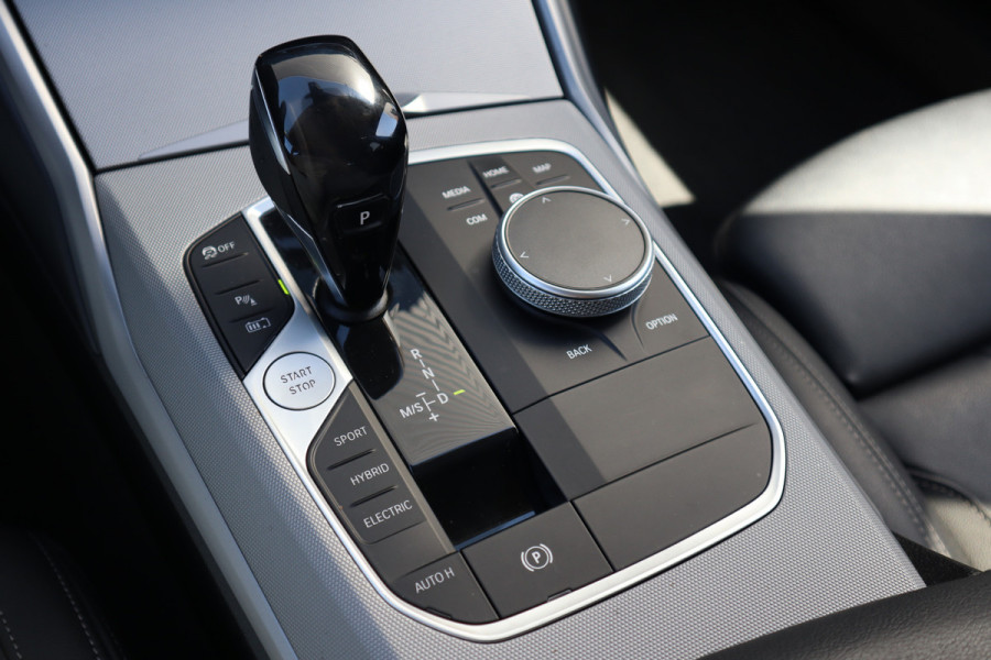BMW 3 Serie Touring 330e eDrive Edition Leder / Adaptieve Cruise / Elec Stoelen / Stoel verwarm / 1e eigenaar / NL-Auto