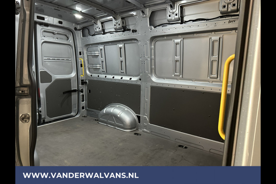 Volkswagen Crafter 2.0 TDI 140pk L3H3 L2H2 Euro6 Airco | Camera | Navigatie | LED | Stoelverwarming Apple Carplay, Android Auto, Chauffeursstoel, Parkeersensoren, 3000kg Trekvermogen