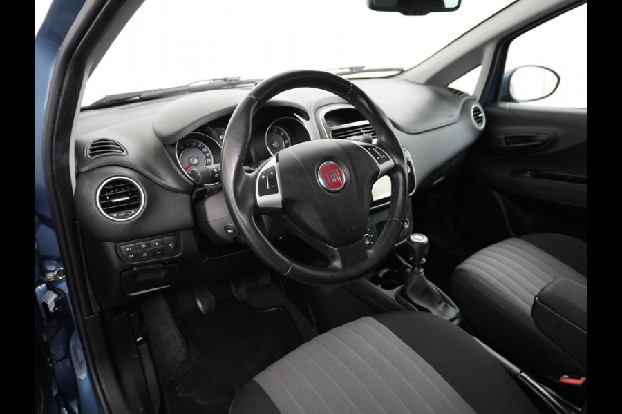 Fiat Punto Evo 100Pk 5Drs Navi Ecc Cruise Control Carkitt Pdc Bluetooth USB Lmv 16" City Steer Mistlampen Sempre 4X Elek.Raam + Elek.Spiegels 6-Versnellingen Blue&Me Dim.B.Spiegel 0.9 TwinAir Keurig onderhouden Fiat! Zeer Compleet!