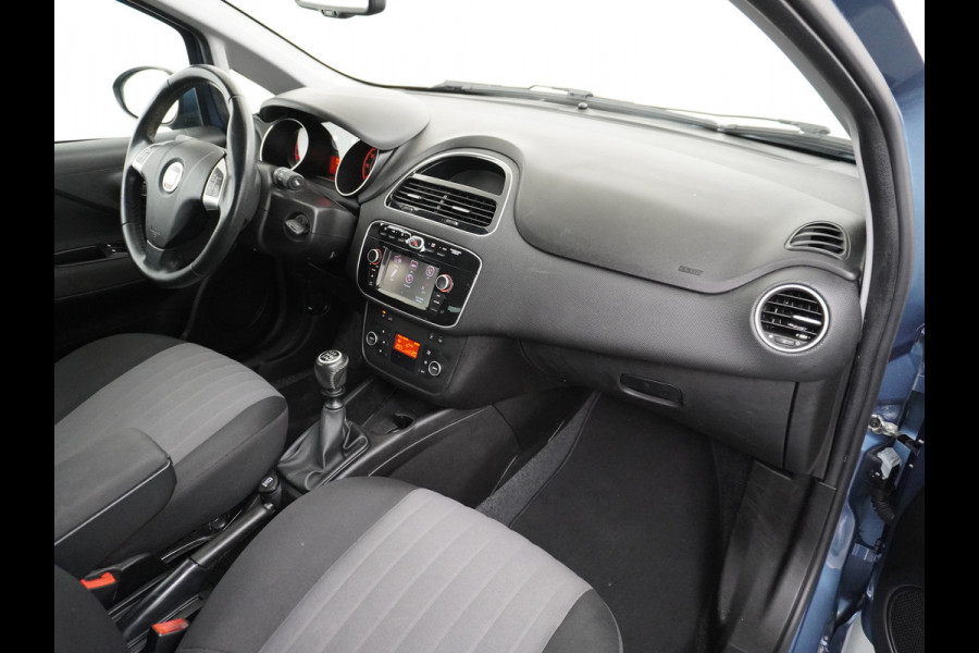 Fiat Punto Evo 100Pk 5Drs Navi Ecc Cruise Control Carkitt Pdc Bluetooth USB Lmv 16" City Steer Mistlampen Sempre 4X Elek.Raam + Elek.Spiegels 6-Versnellingen Blue&Me Dim.B.Spiegel 0.9 TwinAir Keurig onderhouden Fiat! Zeer Compleet!