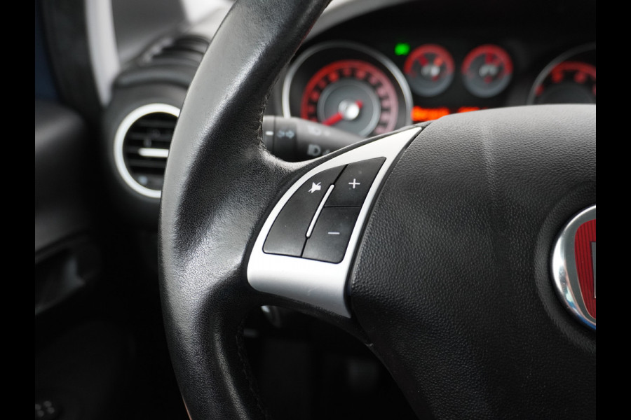 Fiat Punto Evo 100Pk 5Drs Navi Ecc Cruise Control Carkitt Pdc Bluetooth USB Lmv 16" City Steer Mistlampen Sempre 4X Elek.Raam + Elek.Spiegels 6-Versnellingen Blue&Me Dim.B.Spiegel 0.9 TwinAir Keurig onderhouden Fiat! Zeer Compleet!
