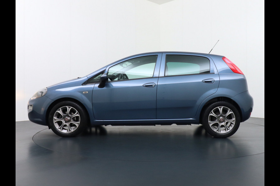 Fiat Punto Evo 100Pk 5Drs Navi Ecc Cruise Control Carkitt Pdc Bluetooth USB Lmv 16" City Steer Mistlampen Sempre 4X Elek.Raam + Elek.Spiegels 6-Versnellingen Blue&Me Dim.B.Spiegel 0.9 TwinAir Keurig onderhouden Fiat! Zeer Compleet!