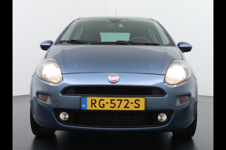 Fiat Punto Evo 100Pk 5Drs Navi Ecc Cruise Control Carkitt Pdc Bluetooth USB Lmv 16" City Steer Mistlampen Sempre 4X Elek.Raam + Elek.Spiegels 6-Versnellingen Blue&Me Dim.B.Spiegel 0.9 TwinAir Keurig onderhouden Fiat! Zeer Compleet!