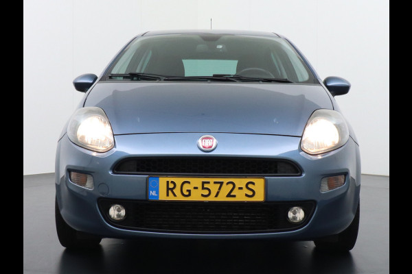 Fiat Punto Evo 100Pk 5Drs Navi Ecc Cruise Control Carkitt Pdc Bluetooth USB Lmv 16" City Steer Mistlampen Sempre 4X Elek.Raam + Elek.Spiegels 6-Versnellingen Blue&Me Dim.B.Spiegel 0.9 TwinAir Keurig onderhouden Fiat! Zeer Compleet!