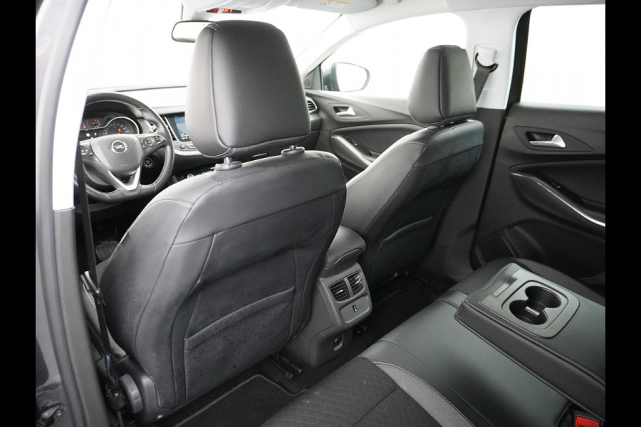 Opel Grandland X T131PK Autom. AGR-Comfort Stoelen Apple Carplay Android Auto Navi Ecc Elek.Achterklep Stuur/Stoelverwarming Cruise Control Pdc K Regen/Lichtsensor Dodehoeksensor Rijstrooksensor Verkeersbordlezer Winterpakket DAB+ Lmv 18" 1.2 Turbo 1e Eigenaar