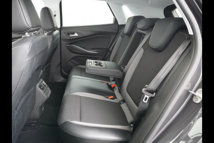 Opel Grandland X T131PK Autom. AGR-Comfort Stoelen Apple Carplay Android Auto Navi Ecc Elek.Achterklep Stuur/Stoelverwarming Cruise Control Pdc K Regen/Lichtsensor Dodehoeksensor Rijstrooksensor Verkeersbordlezer Winterpakket DAB+ Lmv 18" 1.2 Turbo 1e Eigenaar