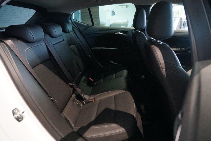 Opel Astra 1.6 Turbo Business Executive 200PK