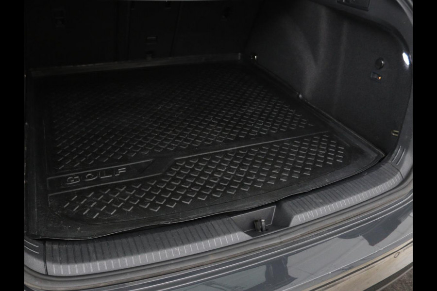 Volkswagen GOLF Variant 1.0 TSI Life Business | Trekhaak | Sfeerverlichting | Apple CarPlay | Stoelverwarming | Cruise Control Adaptief | Navigatie | LMV