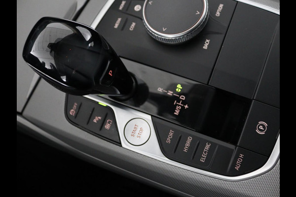 BMW 3 Serie Touring 330e eDrive Edition | Trekhaak | Leder | Apple CarPlay | Navigatie | Stoelverwarming | Cruise Control | LMV