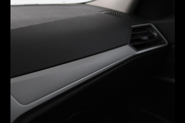 BMW 3 Serie Touring 330e eDrive Edition | Trekhaak | Leder | Apple CarPlay | Navigatie | Stoelverwarming | Cruise Control | LMV