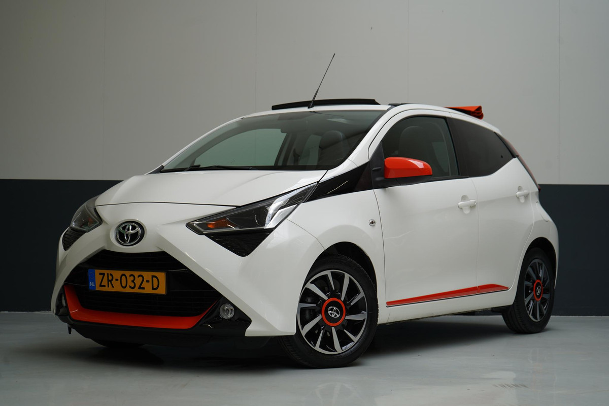 Toyota Aygo 1.0 VVT-i x-otic Automaat | Cabriodak | Airconditioning | Lm velgen | Achteruitrijcamera Toyota Aygo 1.0 VVT-i x-otic Automaat | Cabriodak | Airconditioning | Lm velgen | Achteruitrijcamera