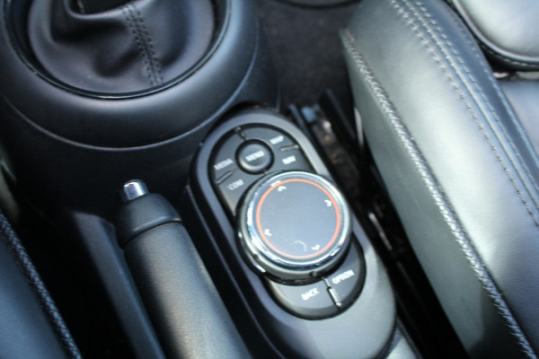 MINI Cooper 1.5 136pk Chili AUTOMAAT 59.355km NL-Auto NAP Panoramadak Clima Cruise Navi HUD Harman&Kardon LMV
