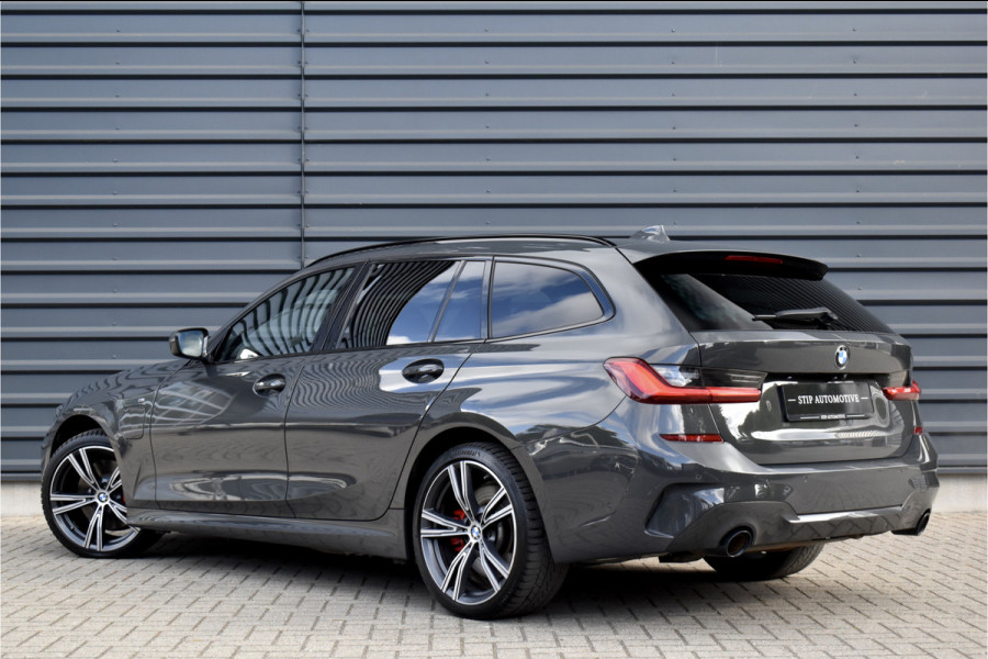 BMW 3 Serie Touring 330e M Sport Individual | Camera | Trekhaak wegkl. | 19'' Velgen | Comfort Access | CarPlay |