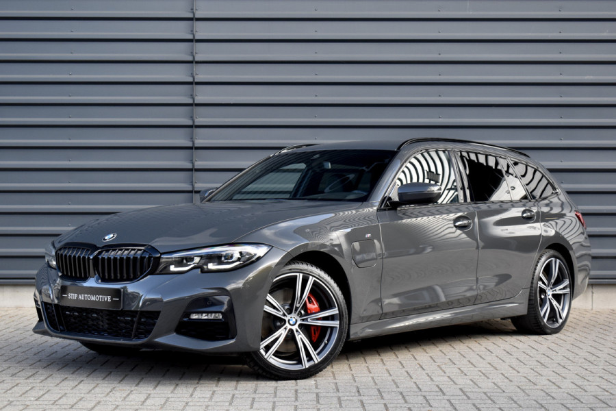 BMW 3 Serie Touring 330e M Sport Individual | Camera | Trekhaak wegkl. | 19'' Velgen | Comfort Access | CarPlay |