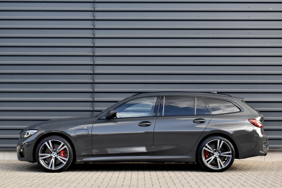 BMW 3 Serie Touring 330e M Sport Individual | Camera | Trekhaak wegkl. | 19'' Velgen | Comfort Access | CarPlay |