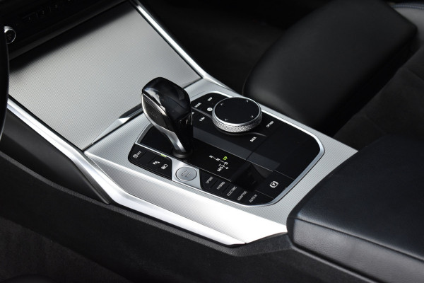 BMW 3 Serie Touring 330e M Sport Individual | Camera | Trekhaak wegkl. | 19'' Velgen | Comfort Access | CarPlay |
