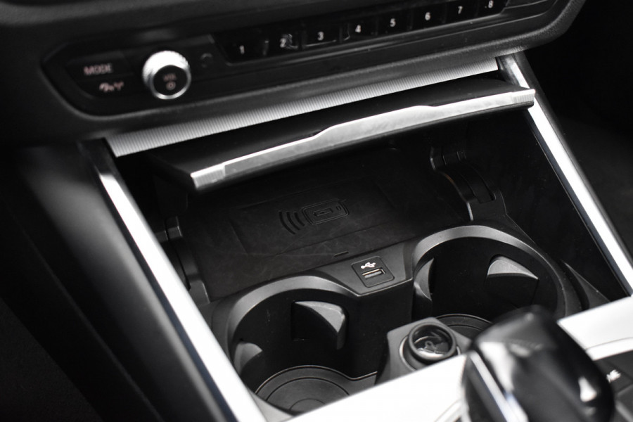 BMW 3 Serie Touring 330e M Sport Individual | Camera | Trekhaak wegkl. | 19'' Velgen | Comfort Access | CarPlay |