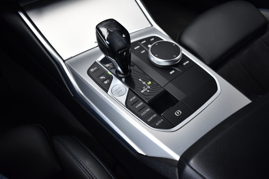 BMW 3 Serie Touring 330e M Sport Individual | Camera | Trekhaak wegkl. | 19'' Velgen | Comfort Access | CarPlay |