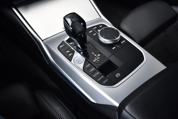 BMW 3 Serie Touring 330e M Sport Individual | Camera | Trekhaak wegkl. | 19'' Velgen | Comfort Access | CarPlay |