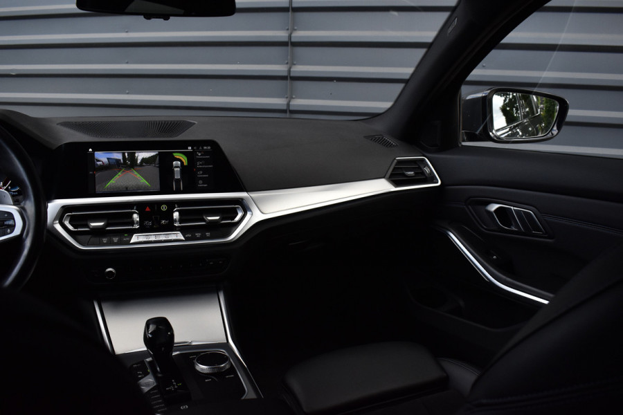 BMW 3 Serie Touring 330e M Sport Individual | Camera | Trekhaak wegkl. | 19'' Velgen | Comfort Access | CarPlay |