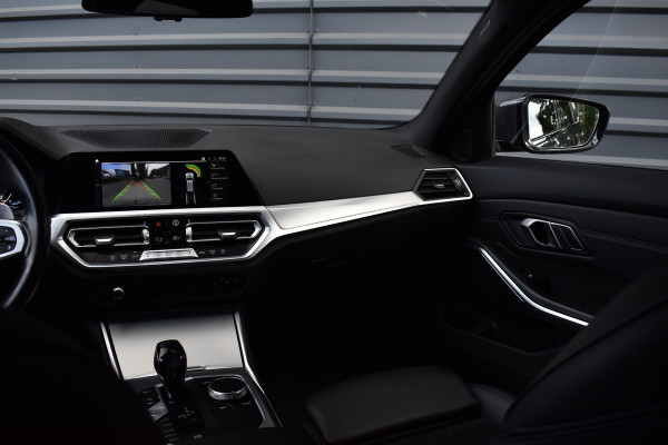 BMW 3 Serie Touring 330e M Sport Individual | Camera | Trekhaak wegkl. | 19'' Velgen | Comfort Access | CarPlay |