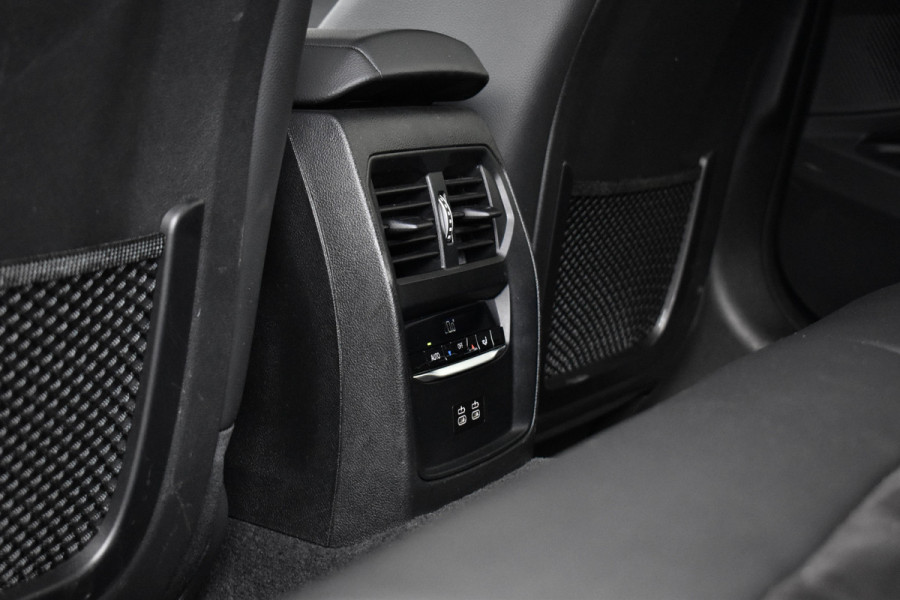 BMW 3 Serie Touring 330e M Sport Individual | Camera | Trekhaak wegkl. | 19'' Velgen | Comfort Access | CarPlay |
